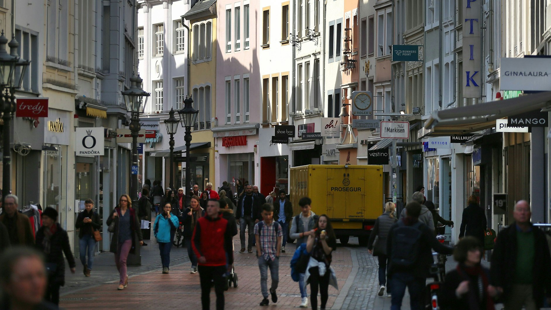 In der Bonner Innenstadt kann man bald auch an zwei Sonntagen shoppen gehen. Hier ein Archivfoto aus der Sternstraße.