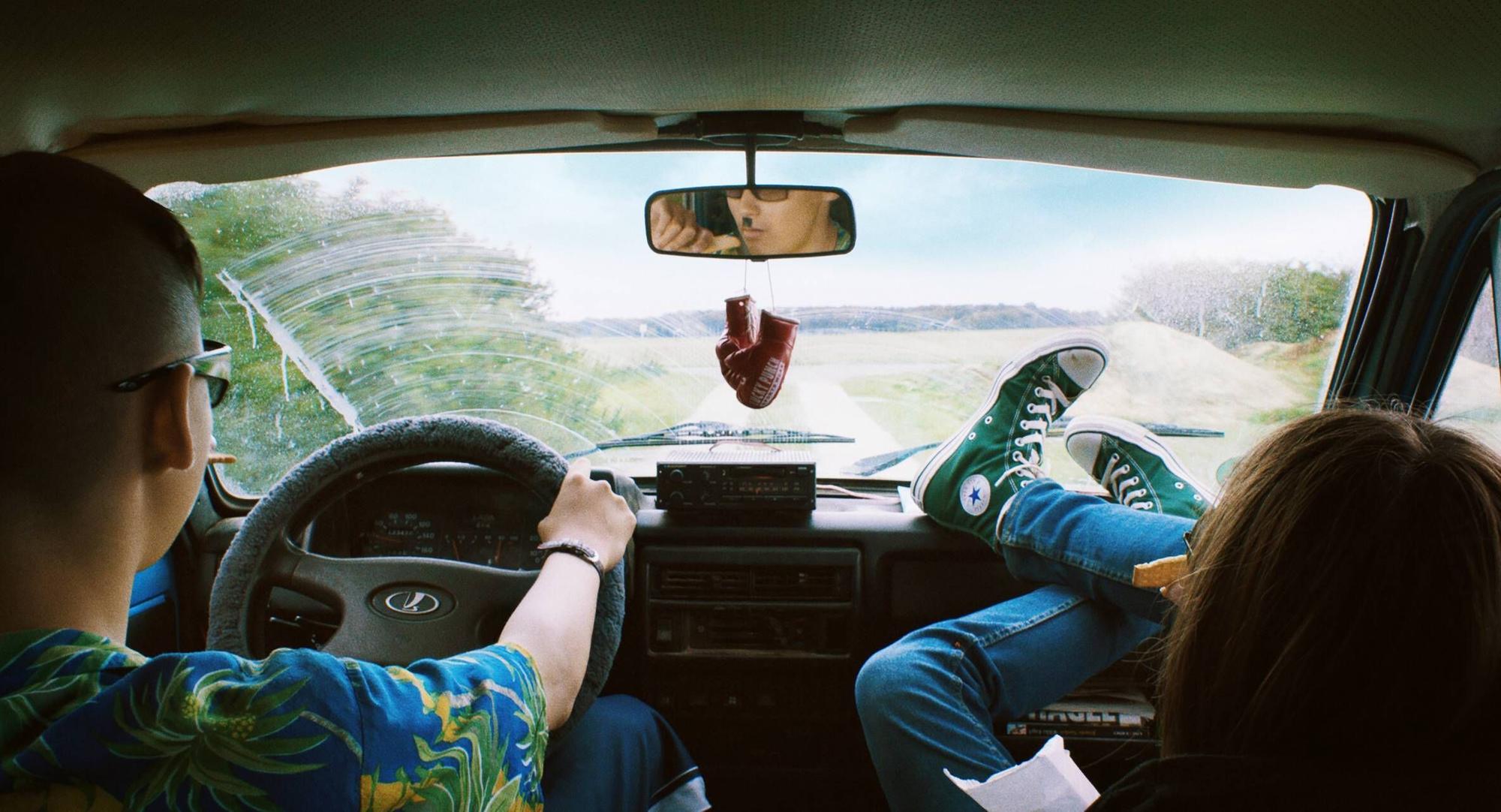 Tschick, Regie: Fatih Akin. Zwei junge Teenager stehlen ein Auto und begeben sich auf einen Roadtrip, der wahrscheinlich ihr Leben verändern wird. Mit Tristan Gobel als Maik Klingenberg (r.) und Anand Batbileg als Tschick.
