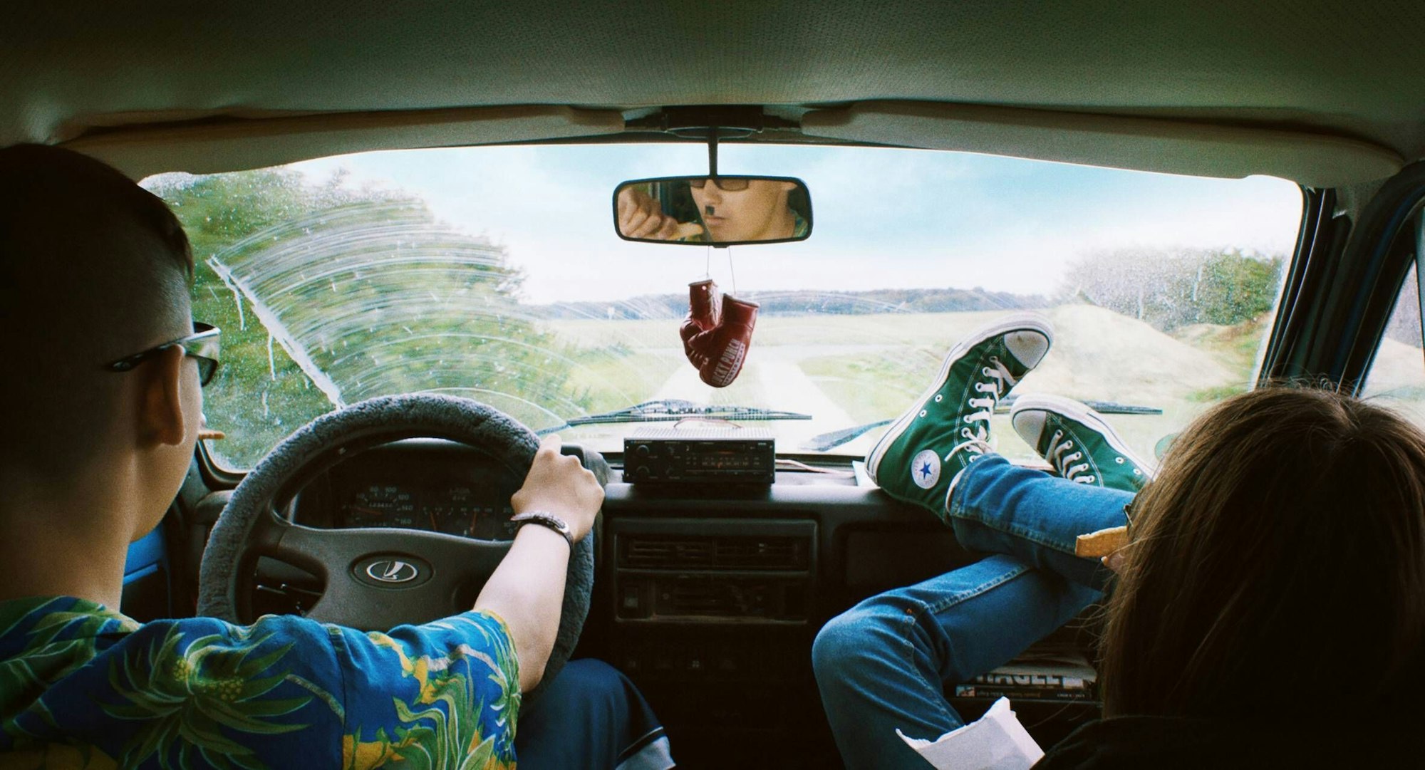 Tschick, Regie: Fatih Akin. Zwei junge Teenager stehlen ein Auto und begeben sich auf einen Roadtrip, der wahrscheinlich ihr Leben verändern wird. Mit Tristan Gobel als Maik Klingenberg (r.) und Anand Batbileg als Tschick.