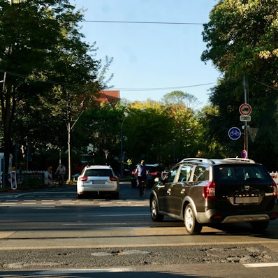 Autos biegen in die Kitschburger Straße ein.