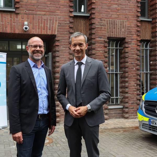 Die zwei Männer stehen vor der neuen Wache.