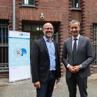 Die zwei Männer stehen vor der neuen Wache.