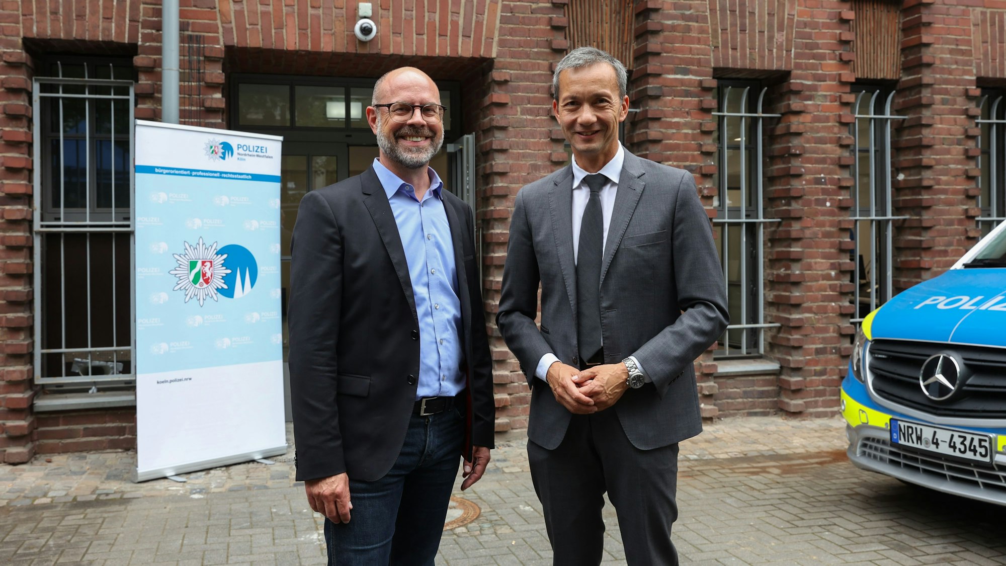 Die zwei Männer stehen vor der neuen Wache.