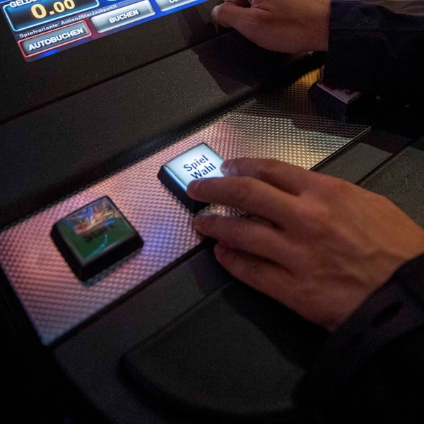 Das Symbolbild zeigt einen Geldspielautomaten in einer Spielhalle.
