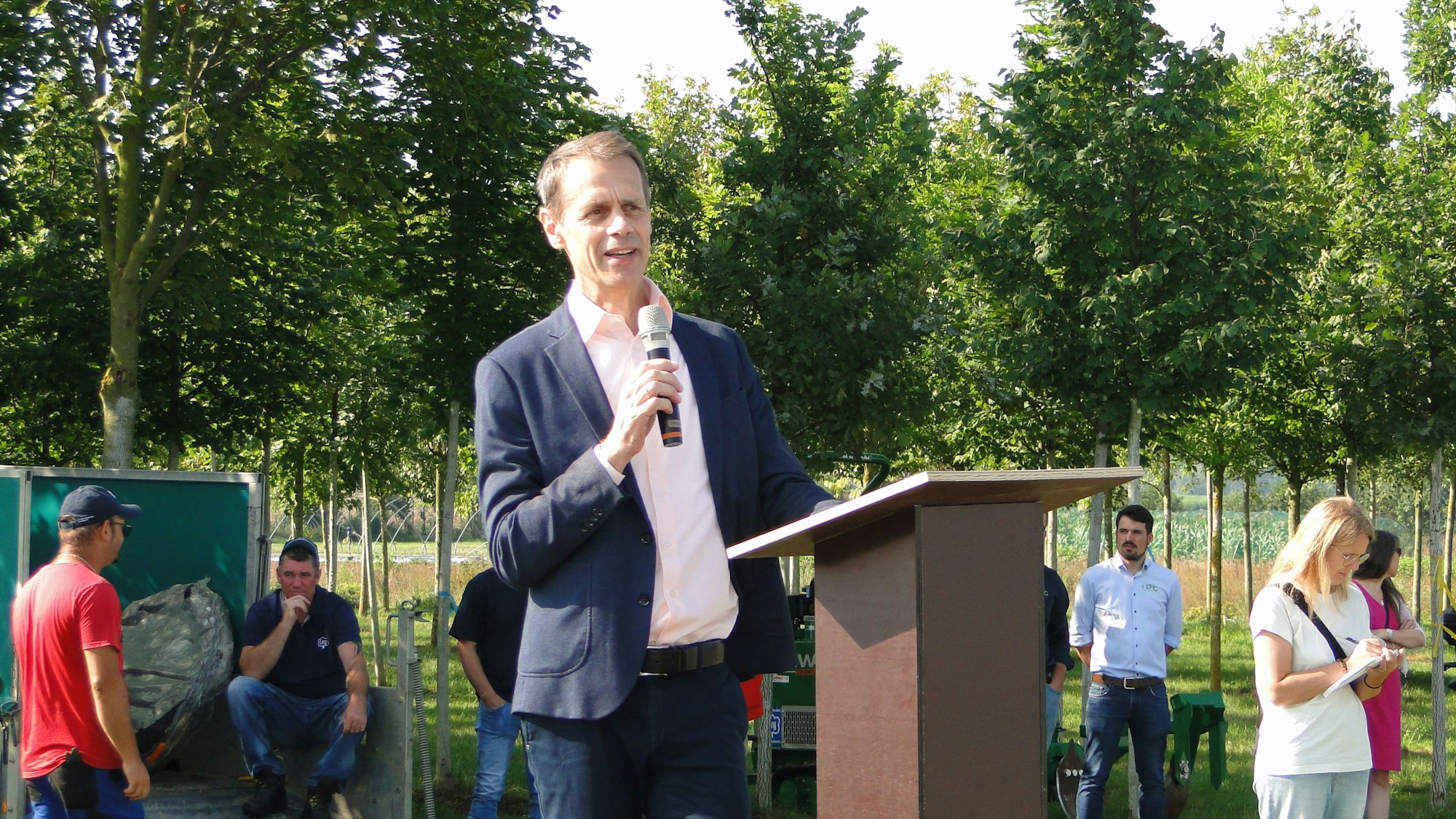 Staatssekretär Dr. Martin Berge steht am Rednerpult.