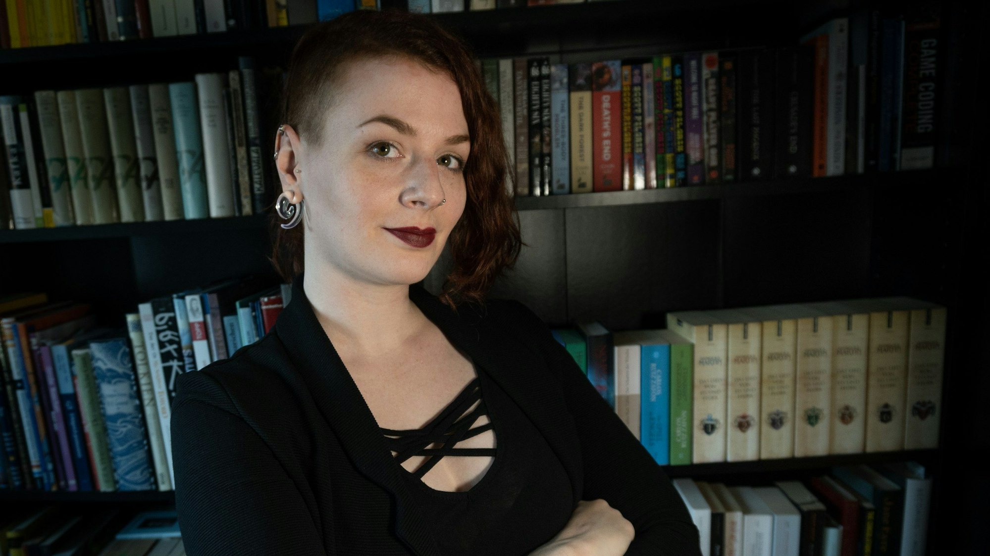 Medienwissenschaftlerin Katja Aller steht vor ihrem Bücherregal.