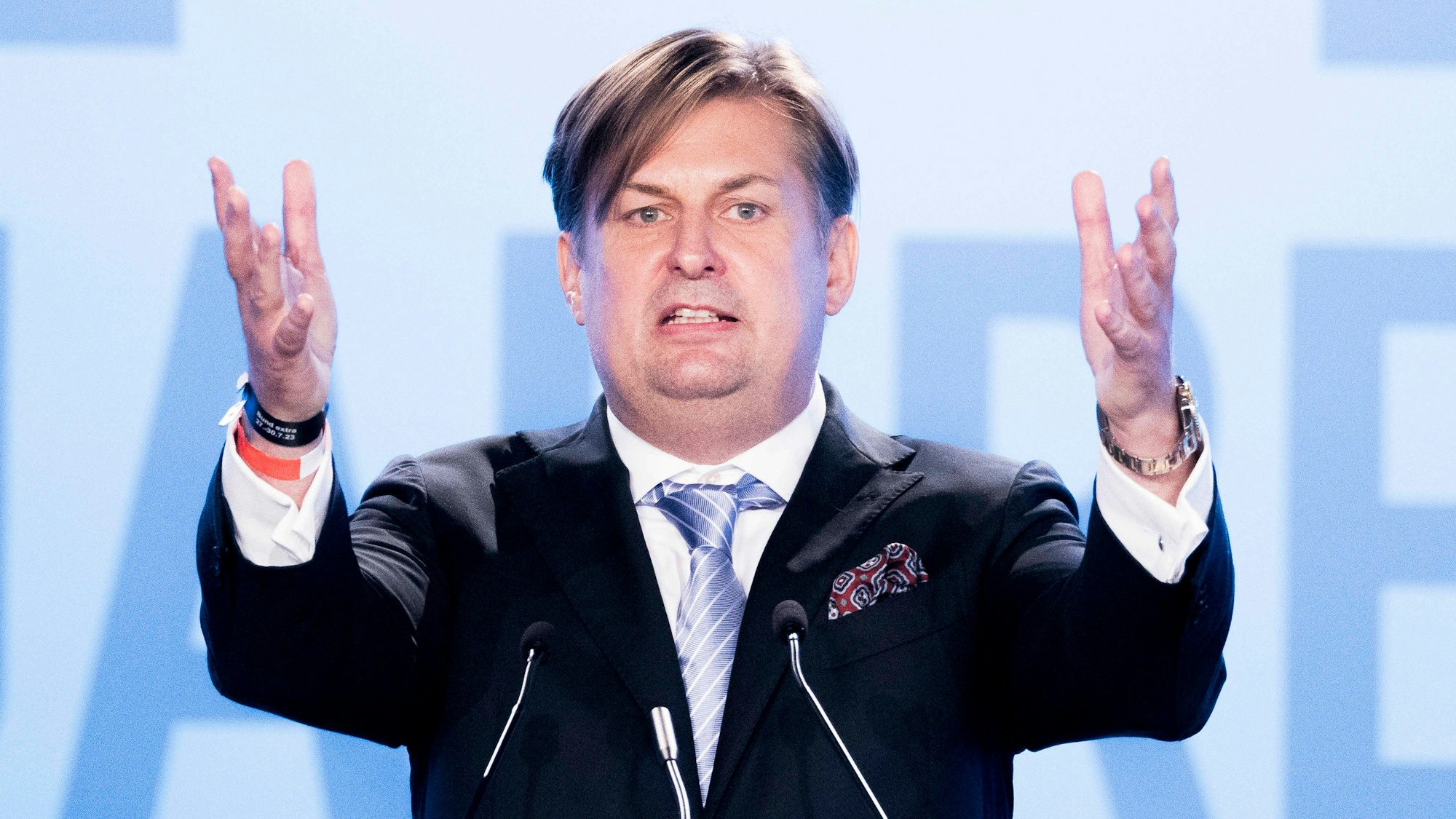 Maximilian Krah spricht bei seiner Vorstellungsrede als AfD-Spitzenkandidat für die Europawahl bei der AfD-Europawahlversammlung in der Messe Magdeburg.