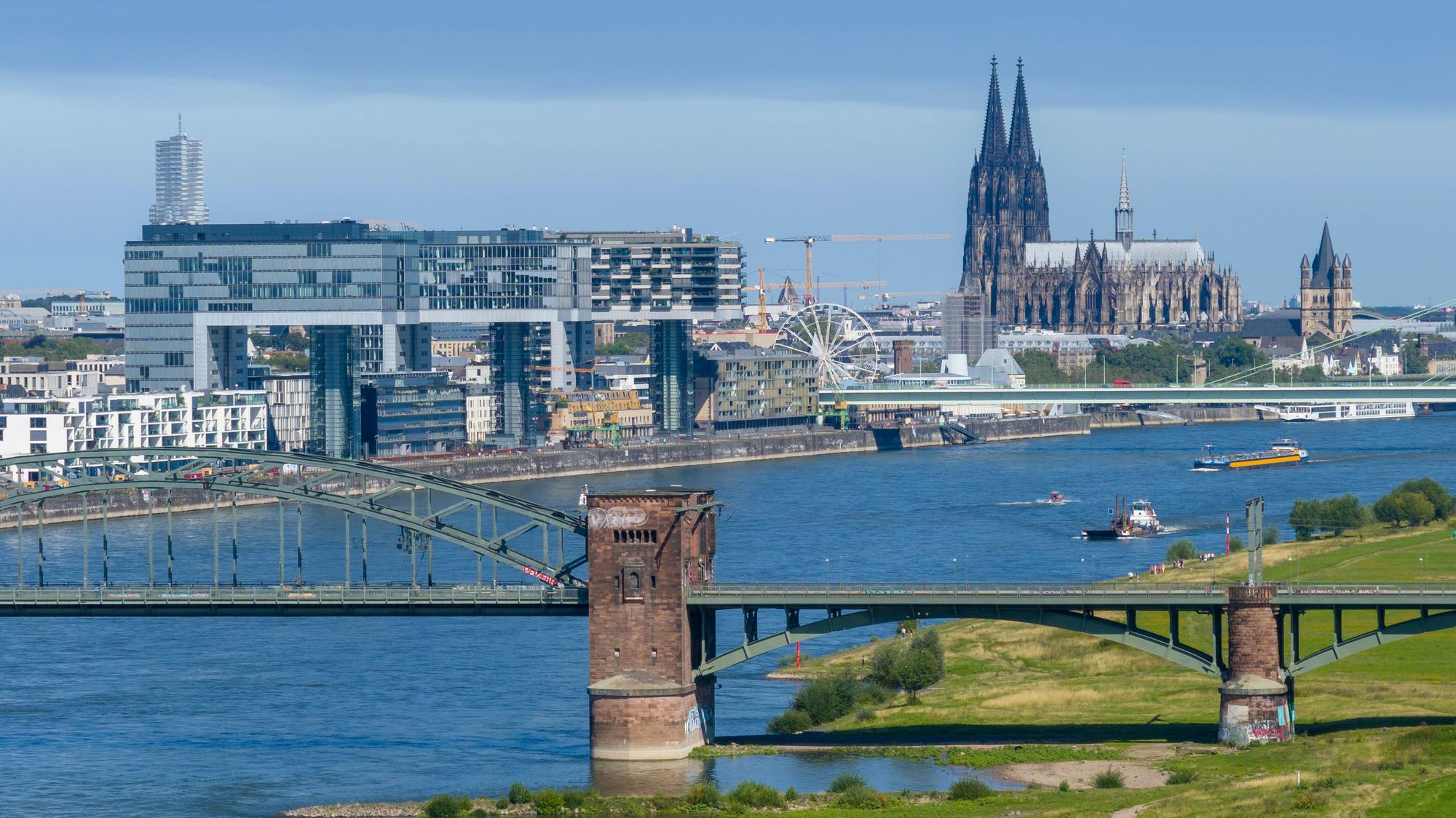 Die Stadt Köln hat im zweiten Jahr in Folge statt eines Defizits einen positiven Jahresabschluss erreicht. (Archivbild)