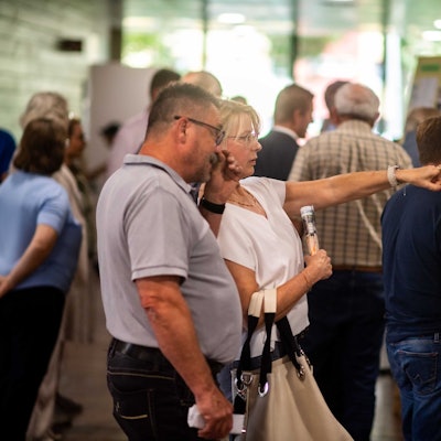 Das Bild zeigt eine Frau und einen Mann, die auf eine Grafik schauen.
