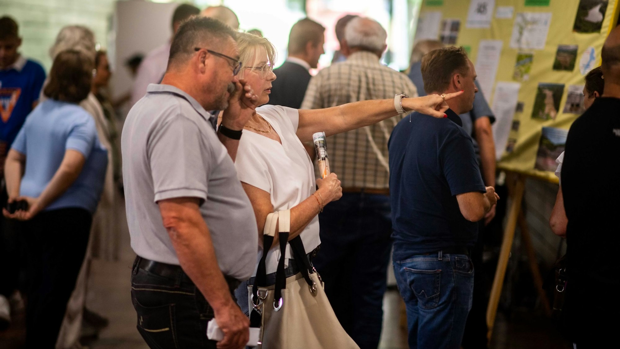 Das Bild zeigt eine Frau und einen Mann, die auf eine Grafik schauen.