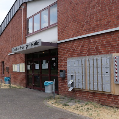 Neben dem Eingang der Sporthalle sind Briefkästen angebracht.