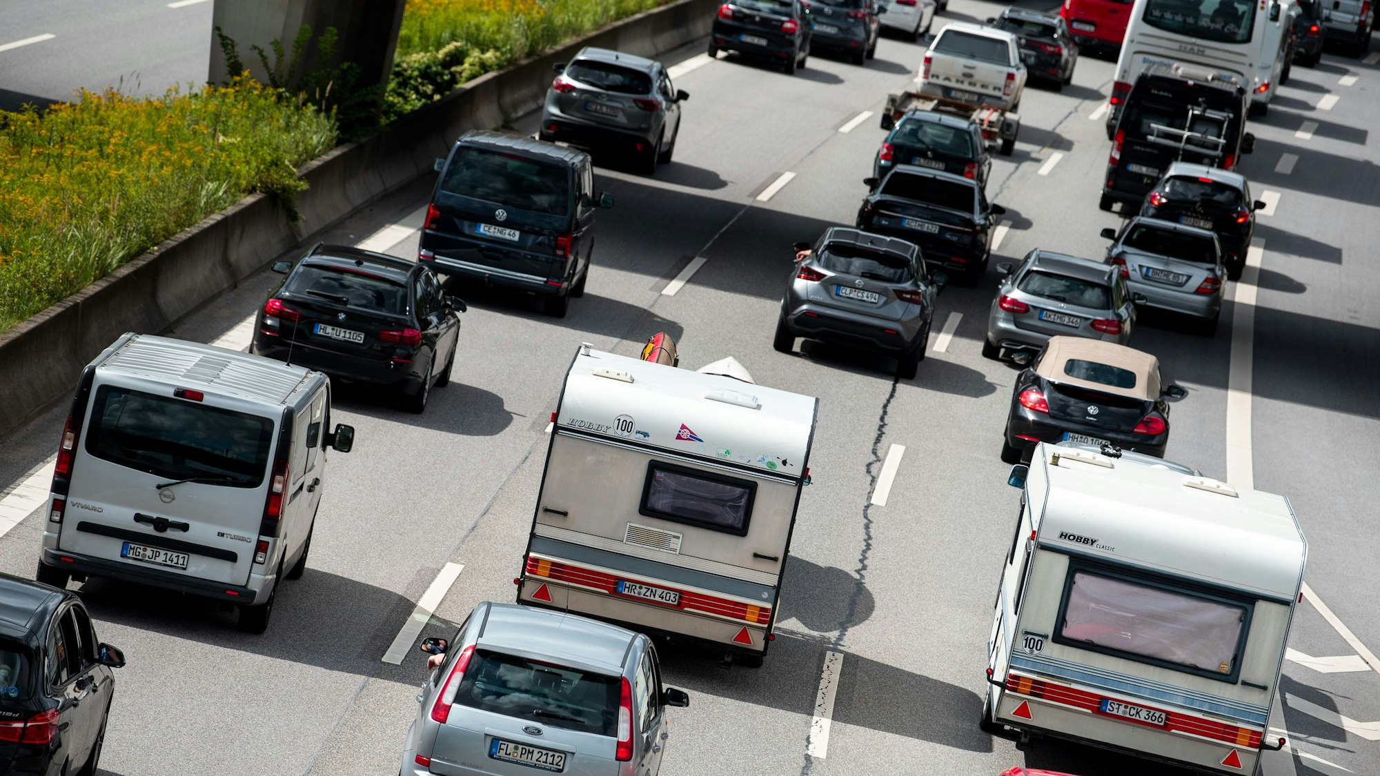 Achtung, Pendler aufgepasst: Auf der A565 könnte es voll werden. Symbolfoto von Fahrzeugen auf einer Autobahn.