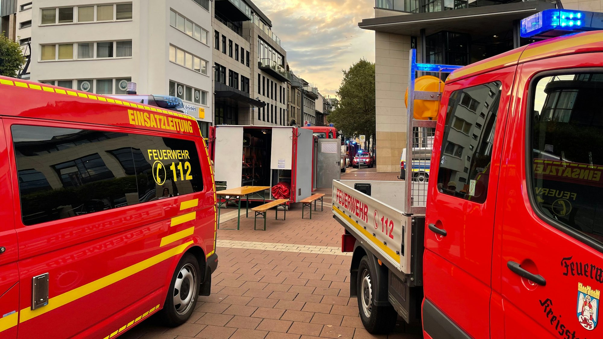 Auf dem Europaplatz vor dem Bahnhof Brand stehen die Einsatzfahrzeuge der Feuerwehr.