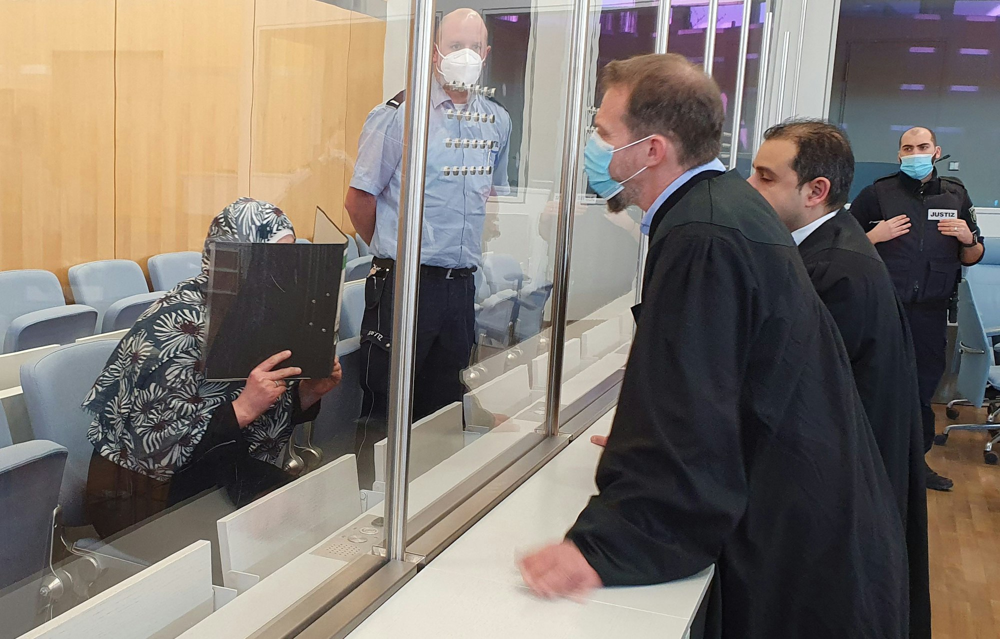 Das Bild zeigt die Angeklagte (l, sitzend) mit ihren Verteidigern Martin Heising (2.v.r) und Serkan Alkan (r). Die mutmaßliche IS-Terroristin aus Leverkusen muss sich in Düsseldorf vor Gericht verantworten. Der 35-Jährigen werden Kriegsverbrechen, Menschenhandel und Freiheitsberaubung vorgeworfen.
