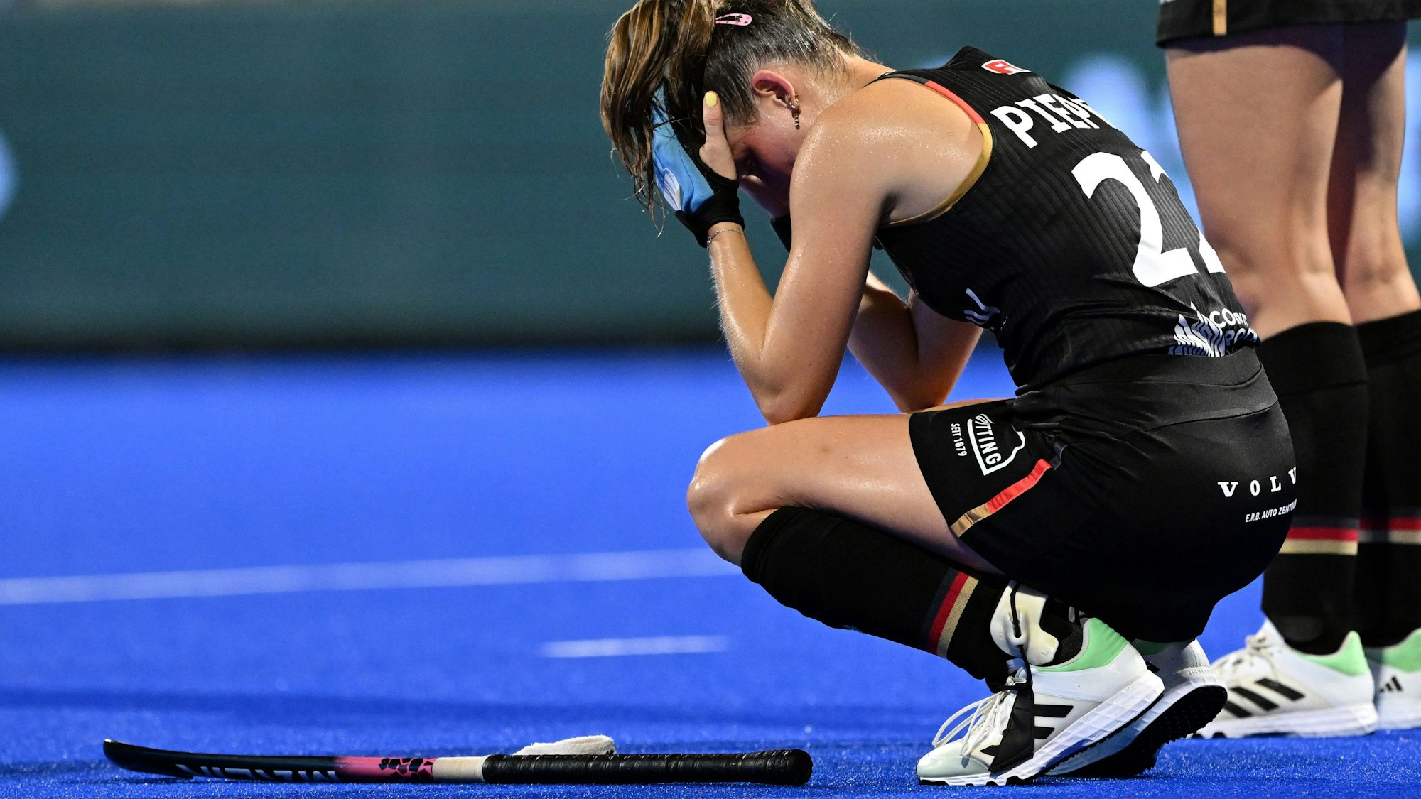 Deutschlands Cecile Pieper kniet nach dem verlorenen Halbfinale auf dem Platz.