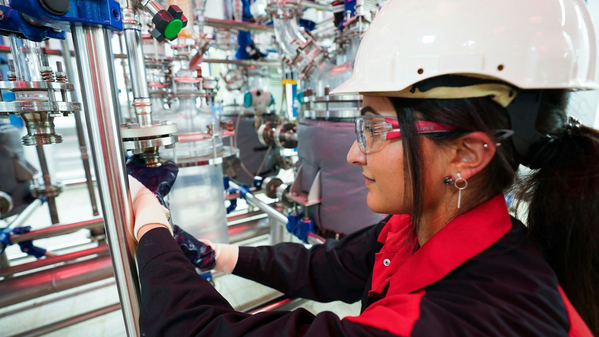 Eine Auszubildende in Lanxess-Montur im Leverkusener Ausbildungslabor.