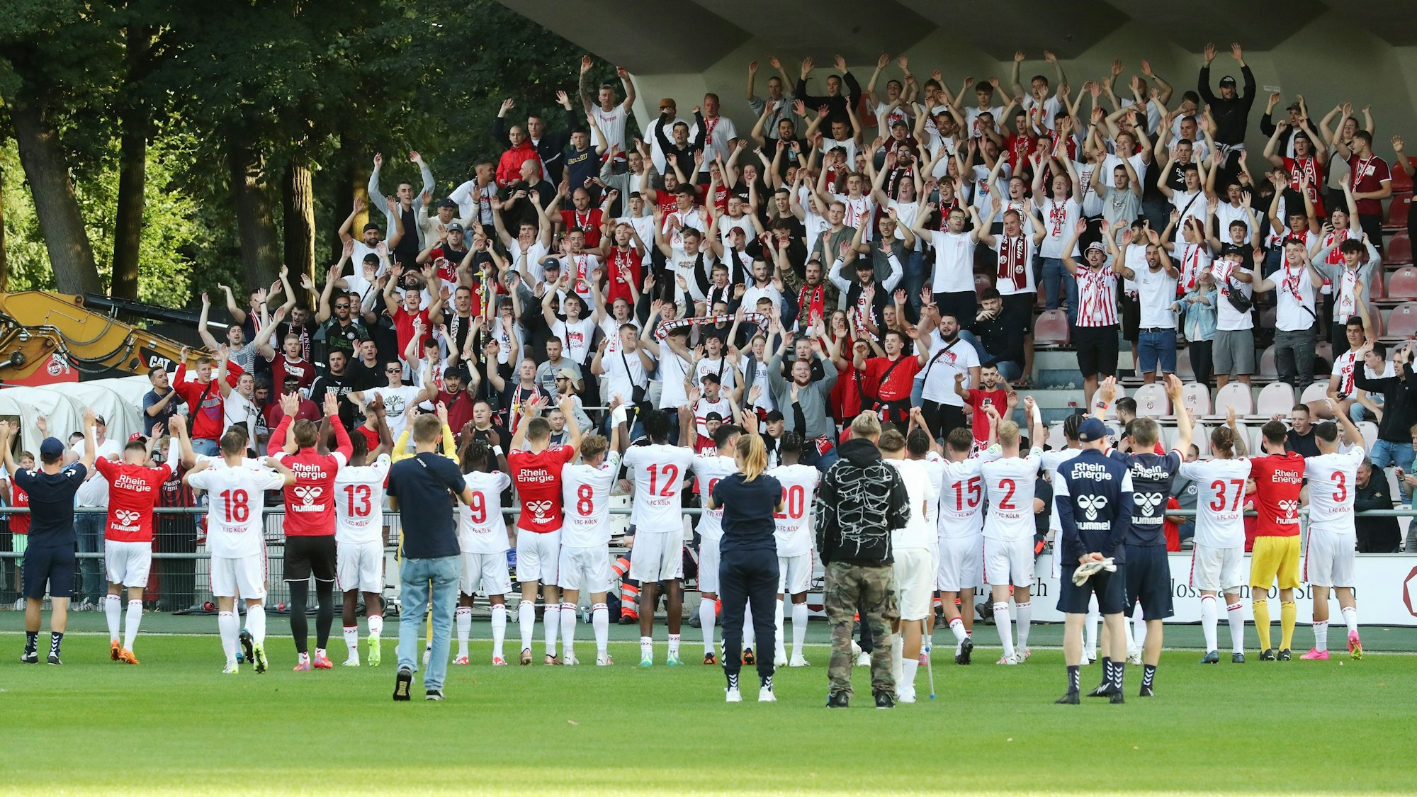 1. FC Köln Amateure (U21) vs. 1. FC Bocholt, Regionalliga West, die Mannschaft feiert vor den Fans (1. FC Köln), 12.08.2023, Bild: Herbert Bucco