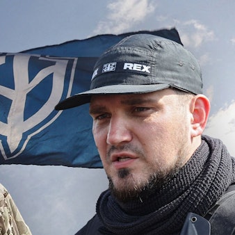 Wagner-Chef Jewgeni Prigoschin (l.) ist mutmaßlich bei einem Flugzeugabsturz gestorben. Der einstige Kölner Neonazi Denis Kapustin (r.) fordert die Söldnergruppe nun zur Rache an Putin auf.