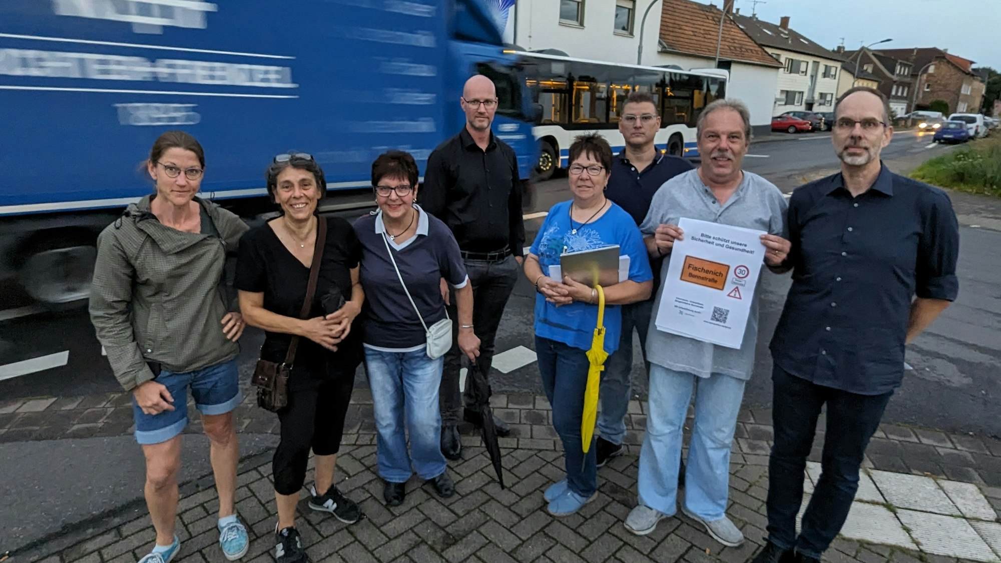 Auf dem Foto sind Anwohner der Bonnstraße in Hürth-Fischenich zu sehen. Sie fordern Tempo 30 auf diesem Abschnitt.