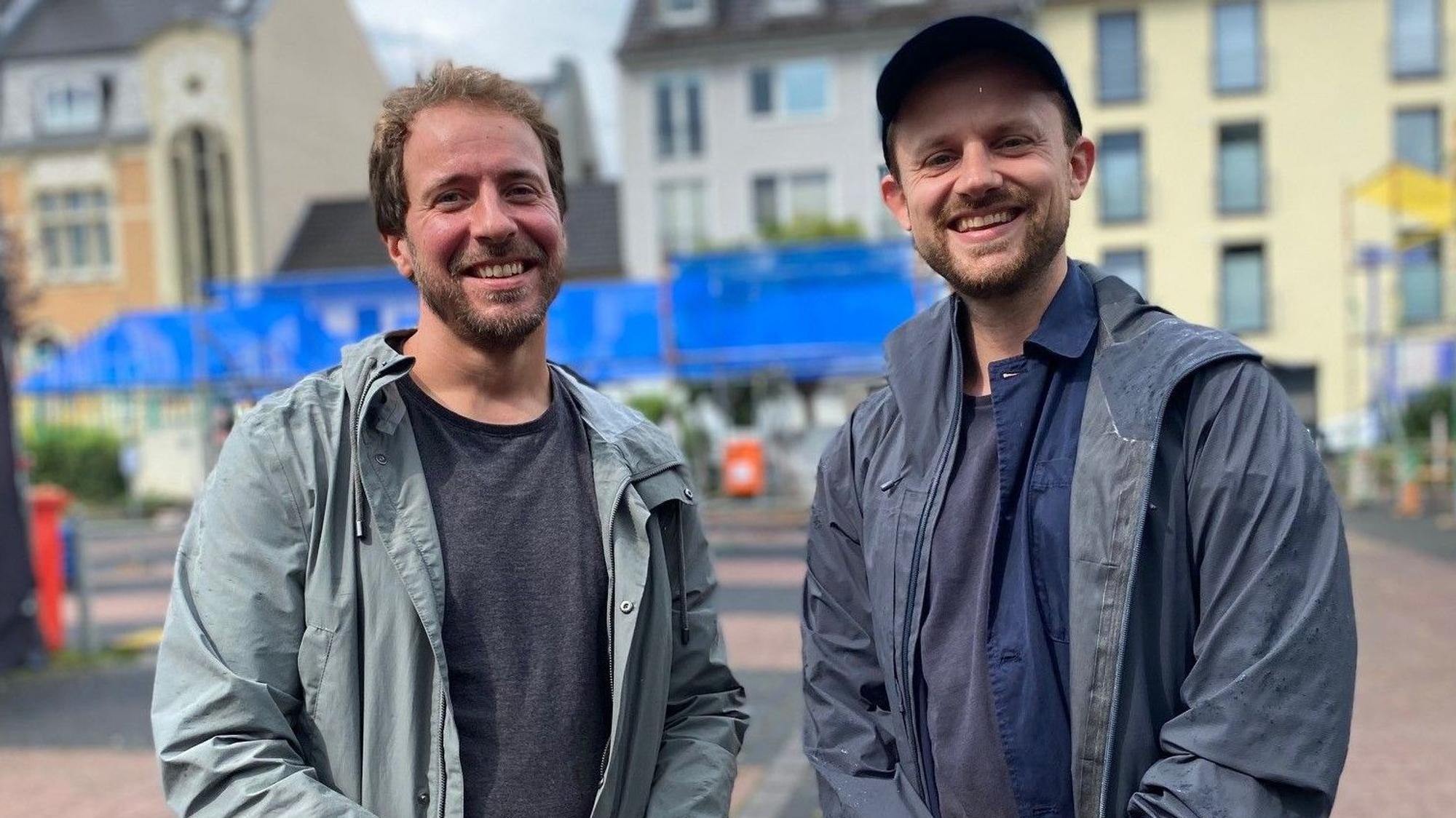 Thorsten Kleinschmidt (l.) und Künstler Jan Kamensky stehen auf dem Belvedere und lächeln in die Kamera.