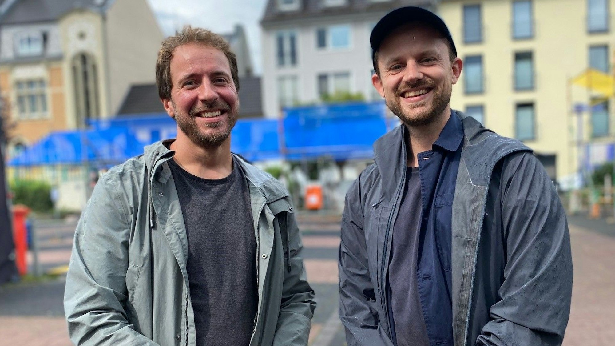 Thorsten Kleinschmidt (l.) und Künstler Jan Kamensky stehen auf dem Belvedere und lächeln in die Kamera.