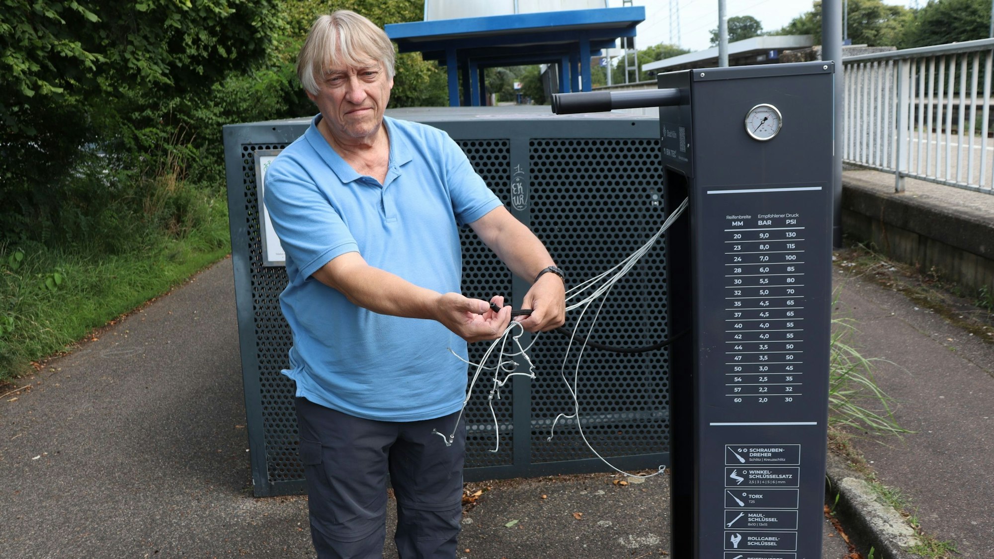 Ralf Burgdörfer steht an der Station.