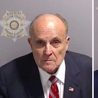 Polizeifotos von Rudy Giuliani und Donald Trump.
