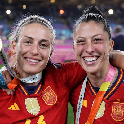 Spaniens Mittelfeldspielerin Alexia Putellas und Jennifer Hermoso feiern ihren Sieg während des Endspiels der Frauenfußball-Weltmeisterschaft 2023 zwischen Spanien und England im Stadium Australia in Sydney am 20. August 2023.