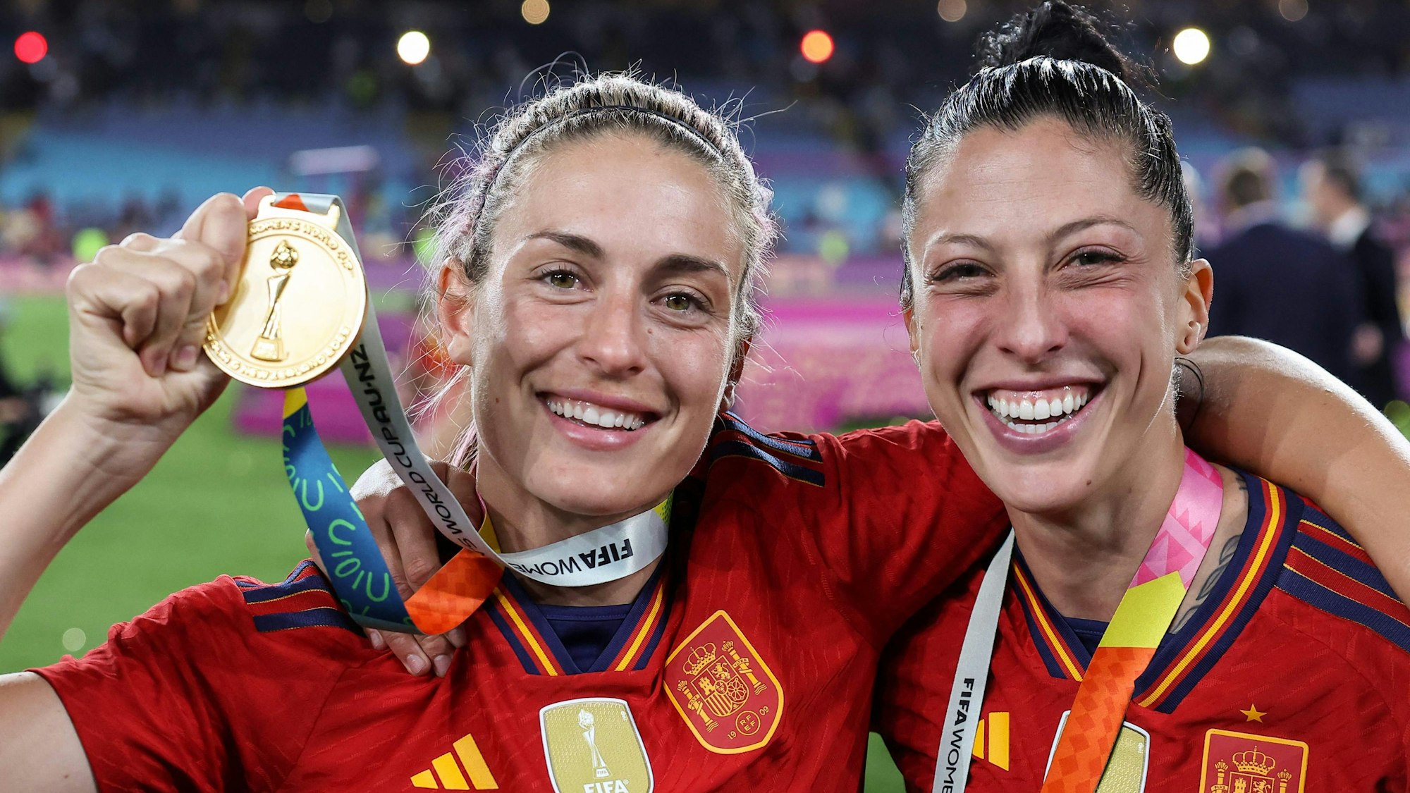 Spaniens Mittelfeldspielerin Alexia Putellas und Jennifer Hermoso feiern ihren Sieg während des Endspiels der Frauenfußball-Weltmeisterschaft 2023 zwischen Spanien und England im Stadium Australia in Sydney am 20. August 2023.
