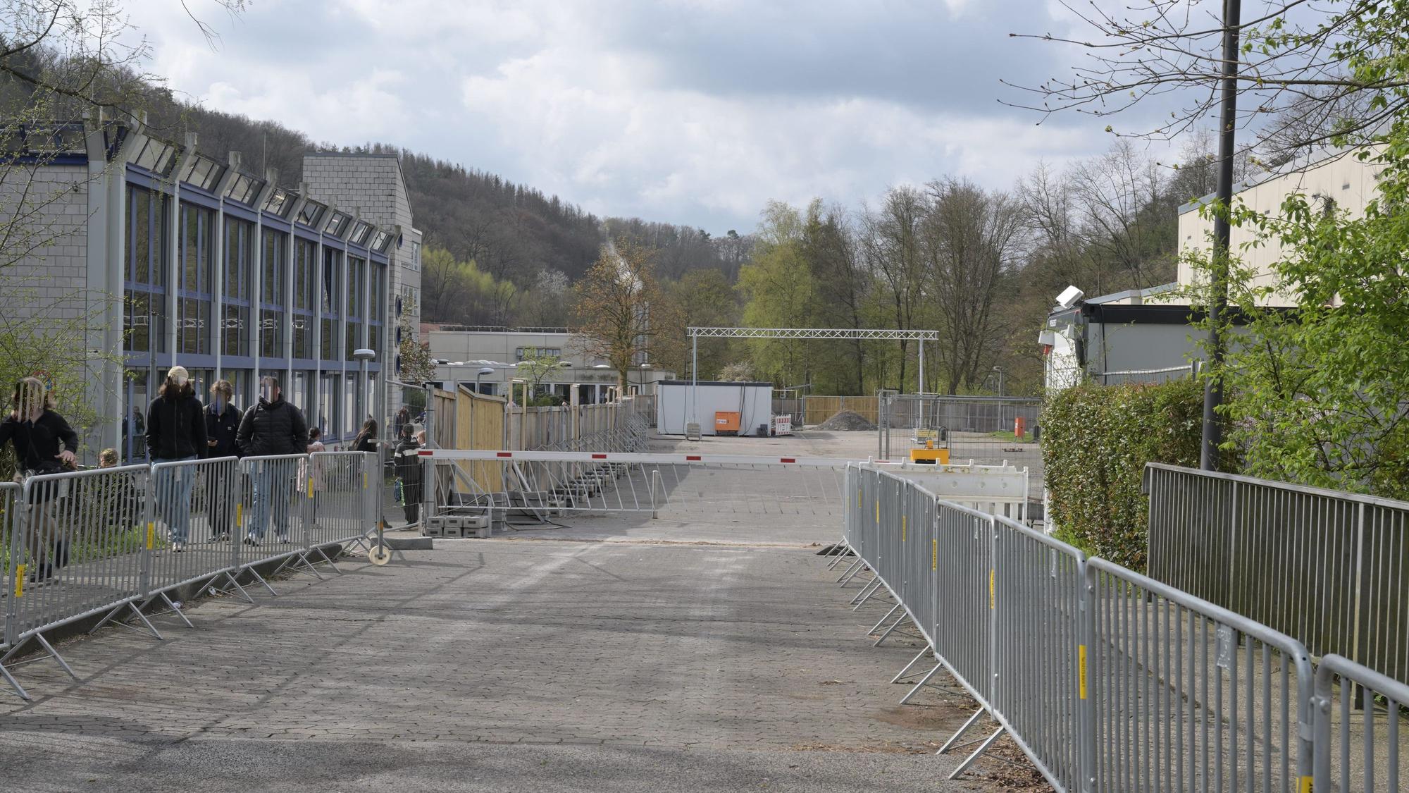 Das Foto zeigt Absperrungen am Schulzentrum Kürten.