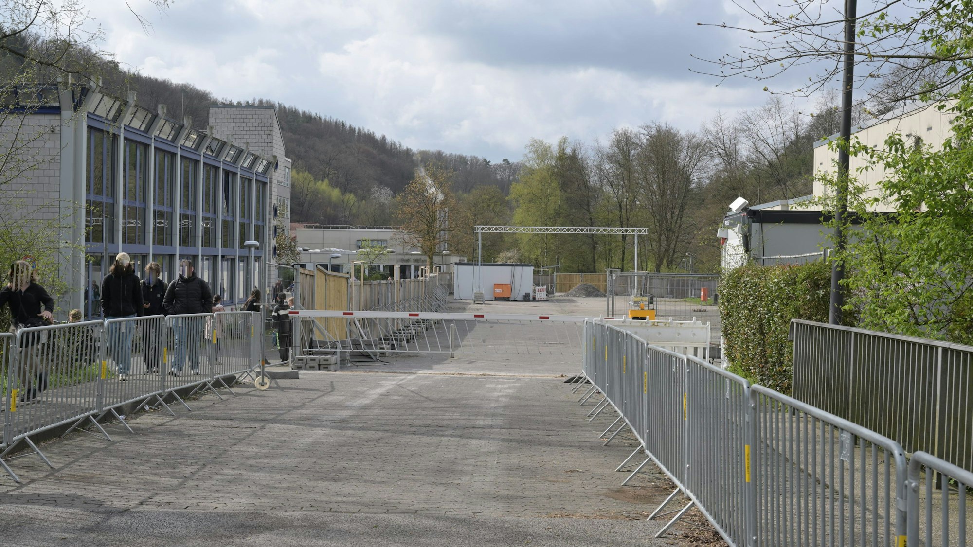 Das Foto zeigt Absperrungen am Schulzentrum Kürten.