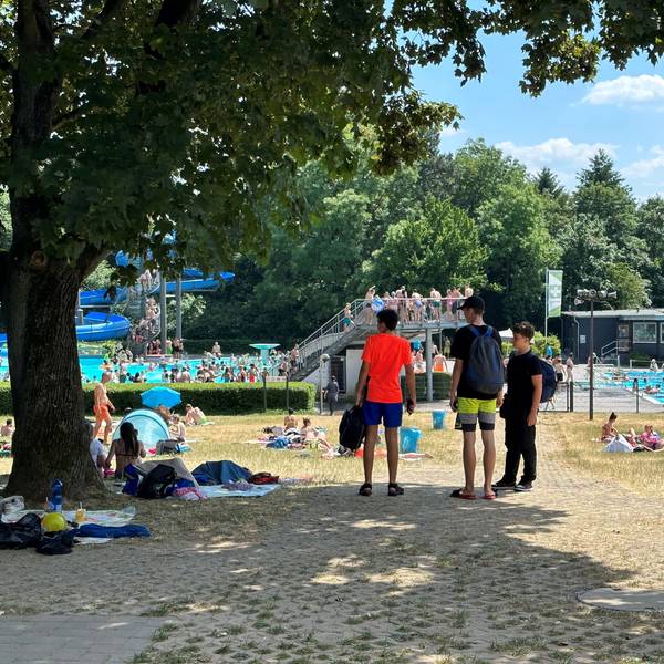 Badbesucher im Siegburger Oktopus-Freibad