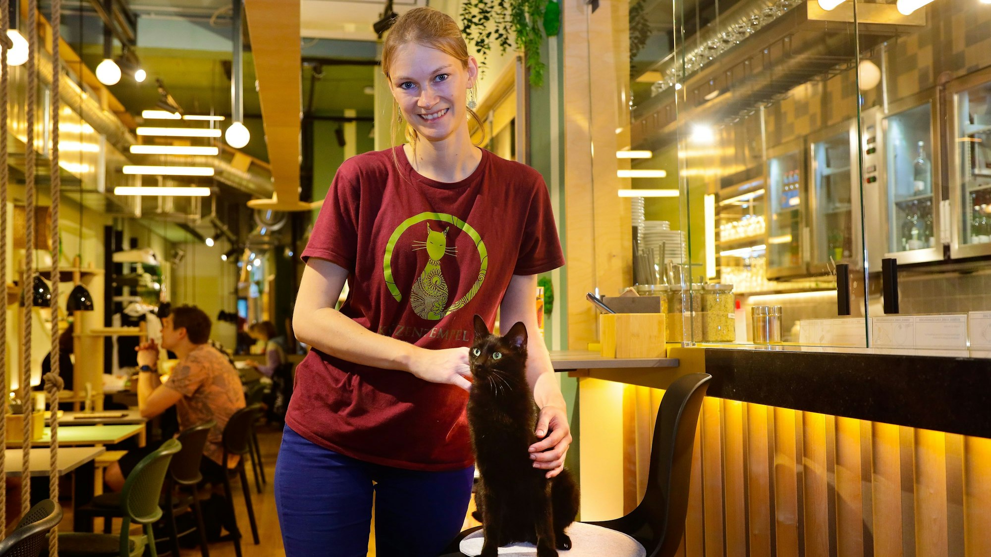 Betreiberin Nadja Berghahn und Kater Sesam im Katzentempel.