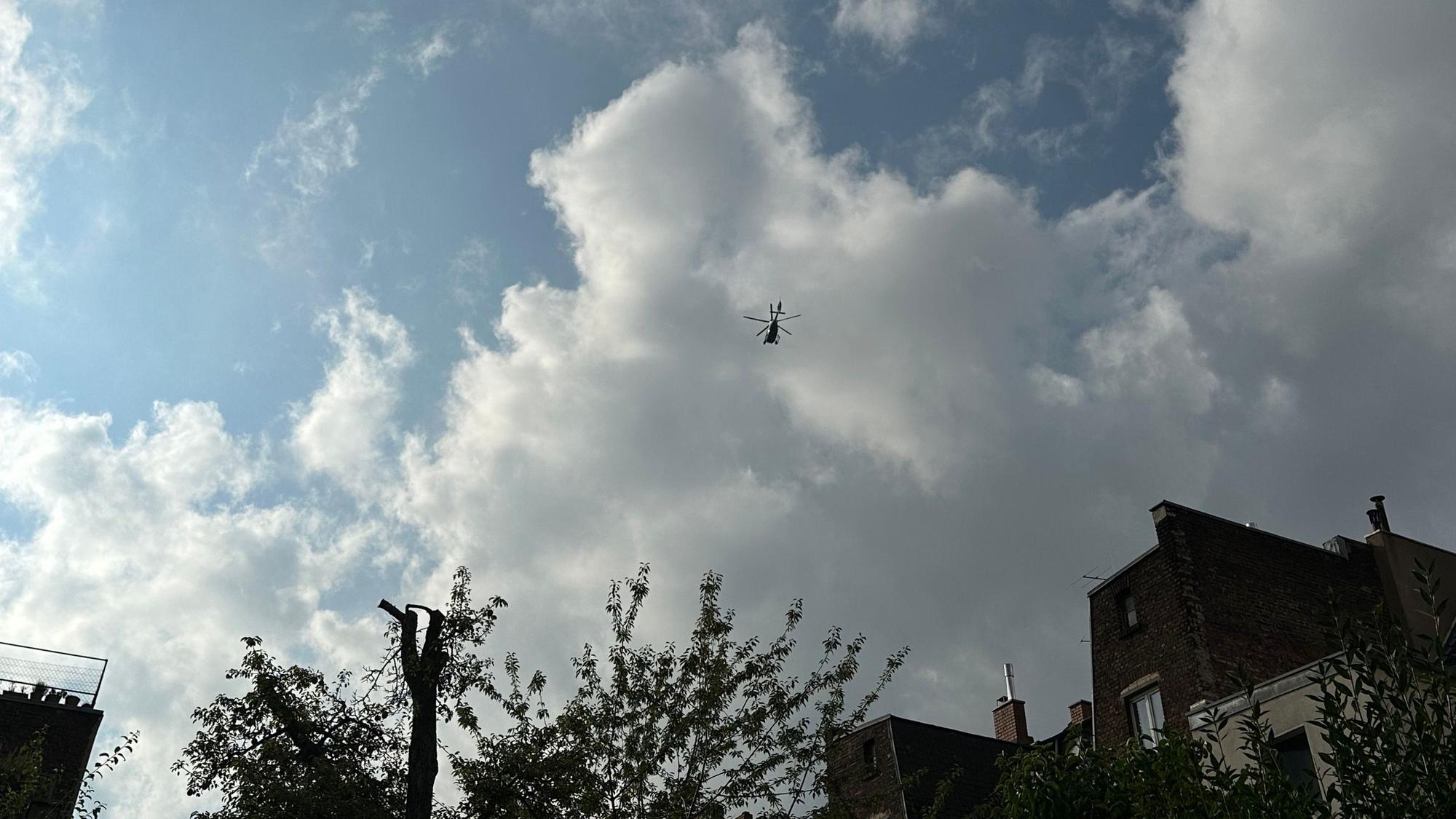 Fahndung Suche mutmaßliche Einbrecher Köln-Neubrück - Helikopter im Einsatz
Foto: Izabel Koza