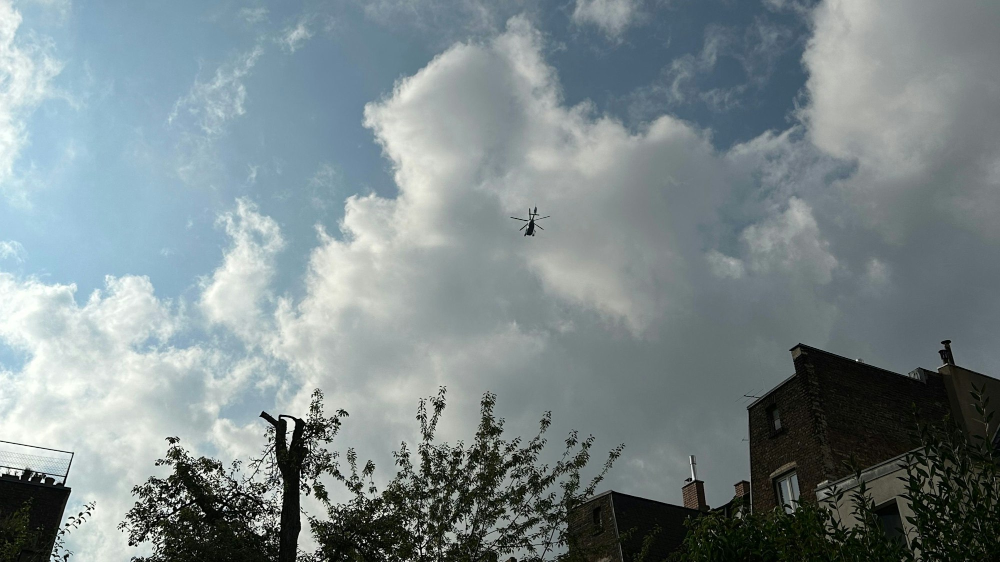 Fahndung Suche mutmaßliche Einbrecher Köln-Neubrück - Helikopter im Einsatz
Foto: Izabel Koza