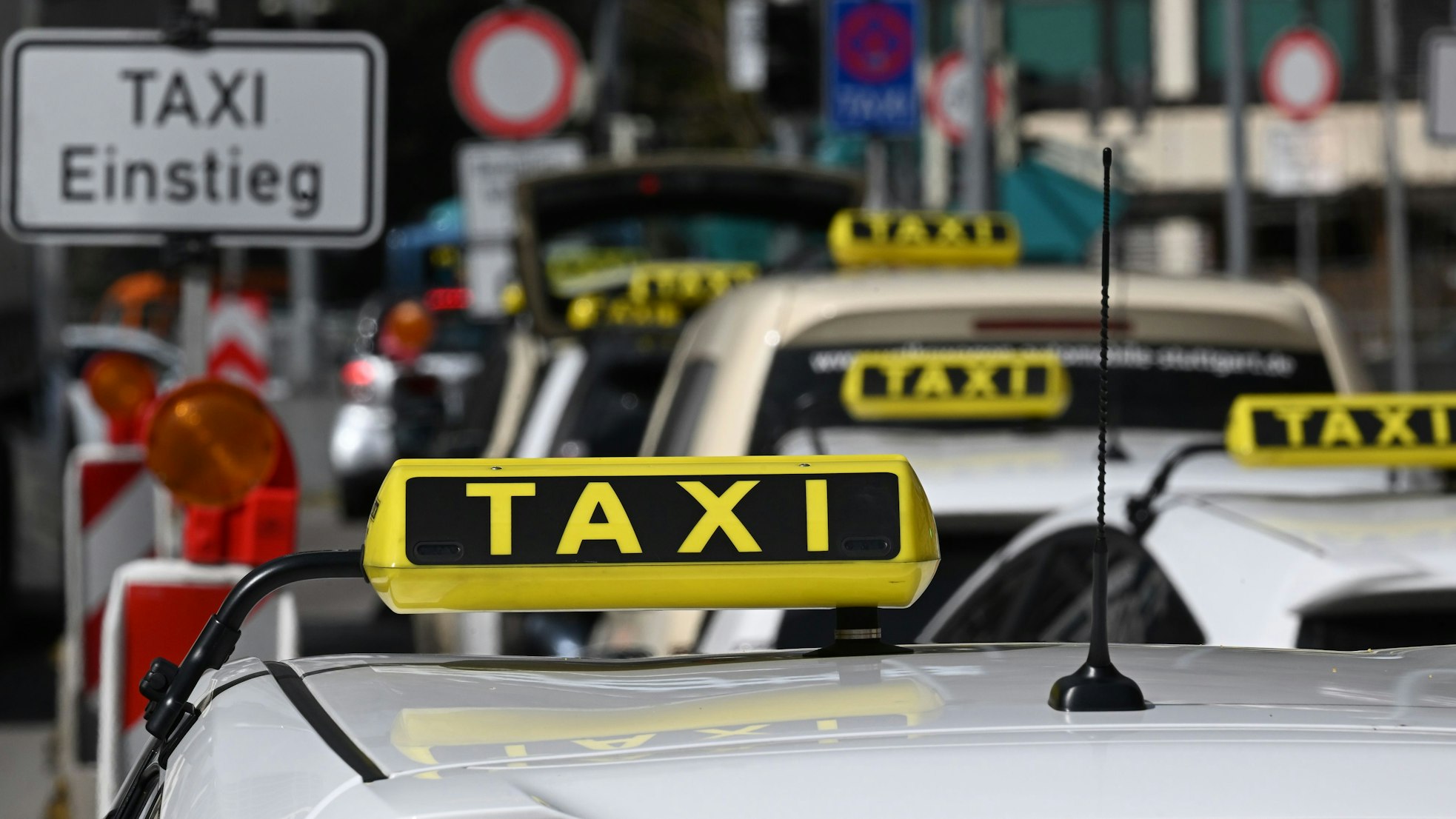Taxis stehen in einer Innenstadt (Symbolfoto).