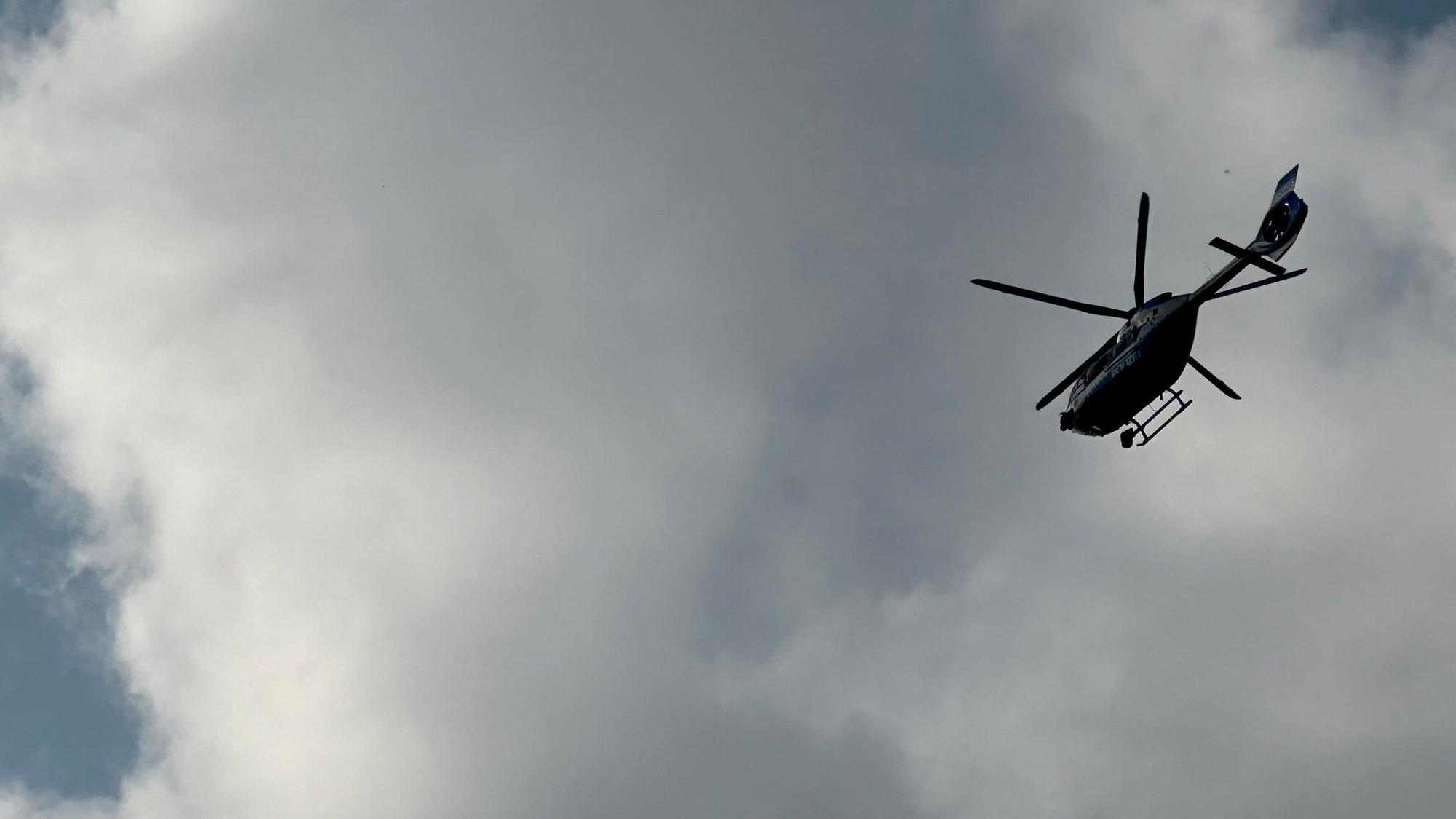 Fahndung nach mutmaßlichen Einbrechen: Die Kölner Polizei ist am Freitagabend, 25. August, mit einem Helikopter und mehreren Streifenwagen im Einsatz.