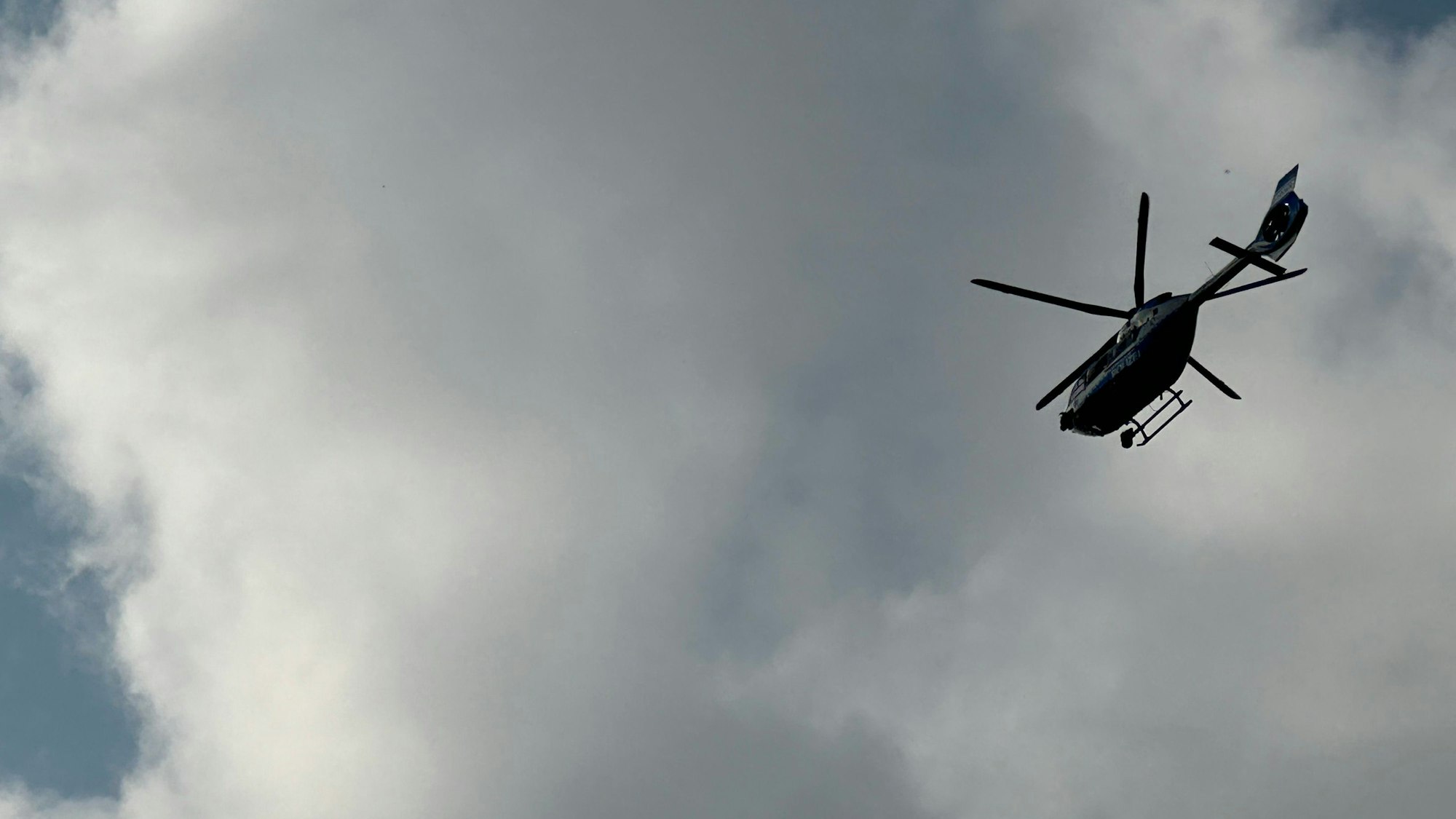 Fahndung nach mutmaßlichen Einbrechen: Die Kölner Polizei ist am Freitagabend, 25. August, mit einem Helikopter und mehreren Streifenwagen im Einsatz.