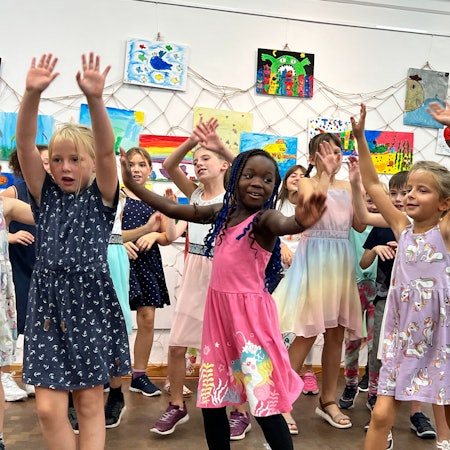 Kinder der Gemeinschaftsgrundschule Im Steinfeld bei einer Vernisage.