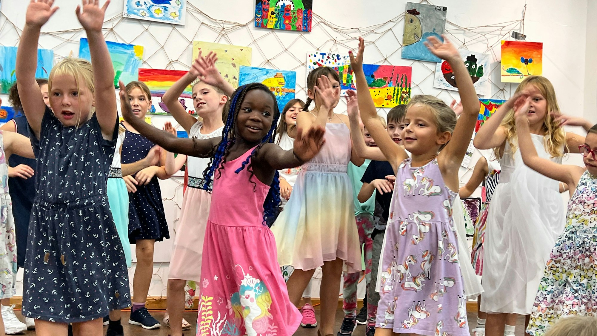 Kinder der Gemeinschaftsgrundschule Im Steinfeld bei einer Vernisage.