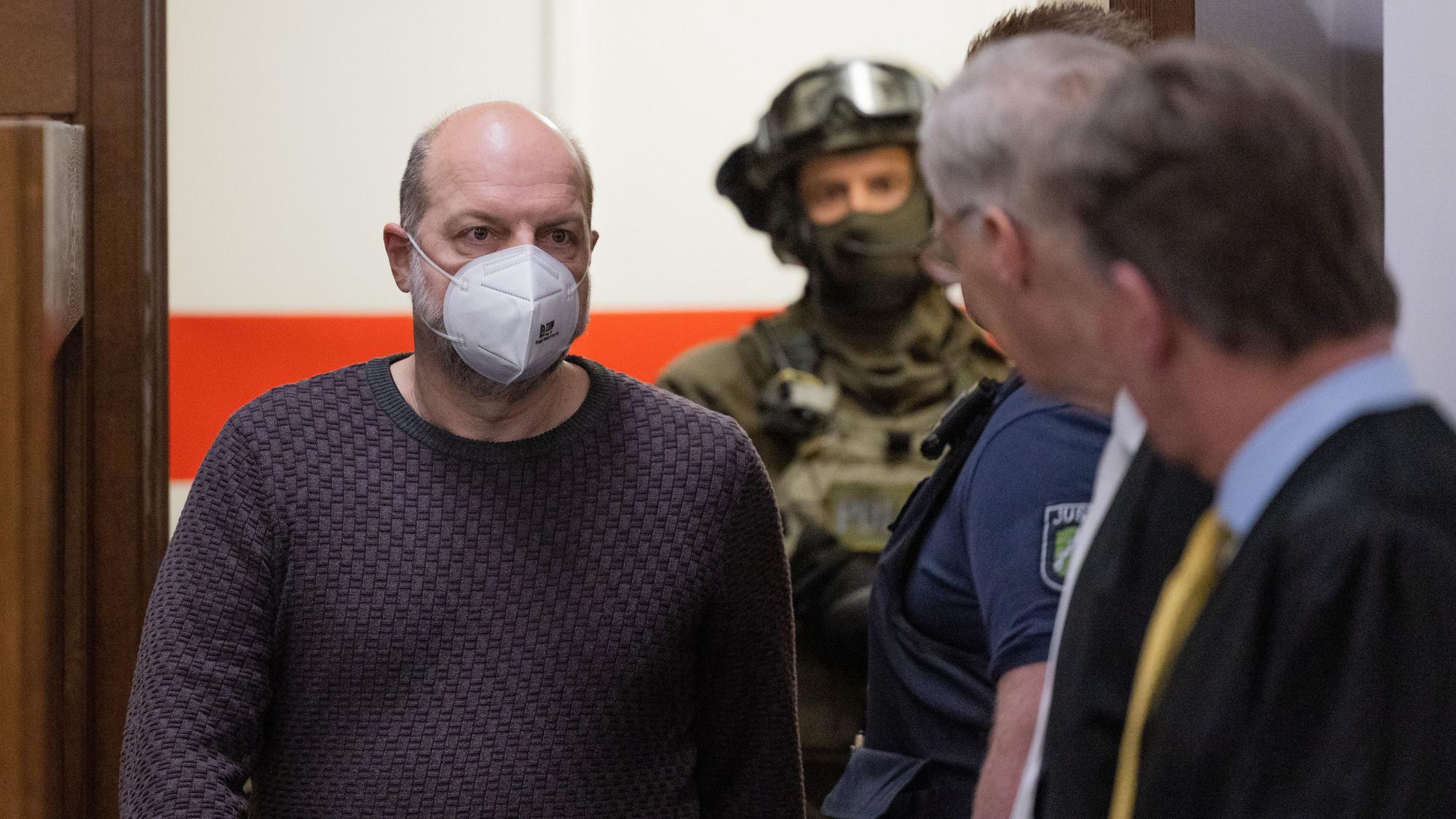 Thomas Drach wird von SEK-Beamten in den Hochsicherheitssaal 112 im Landgericht gebracht, neben ihm stehen seine Anwälte Andreas Kerkhof und Dirk Kruse.
