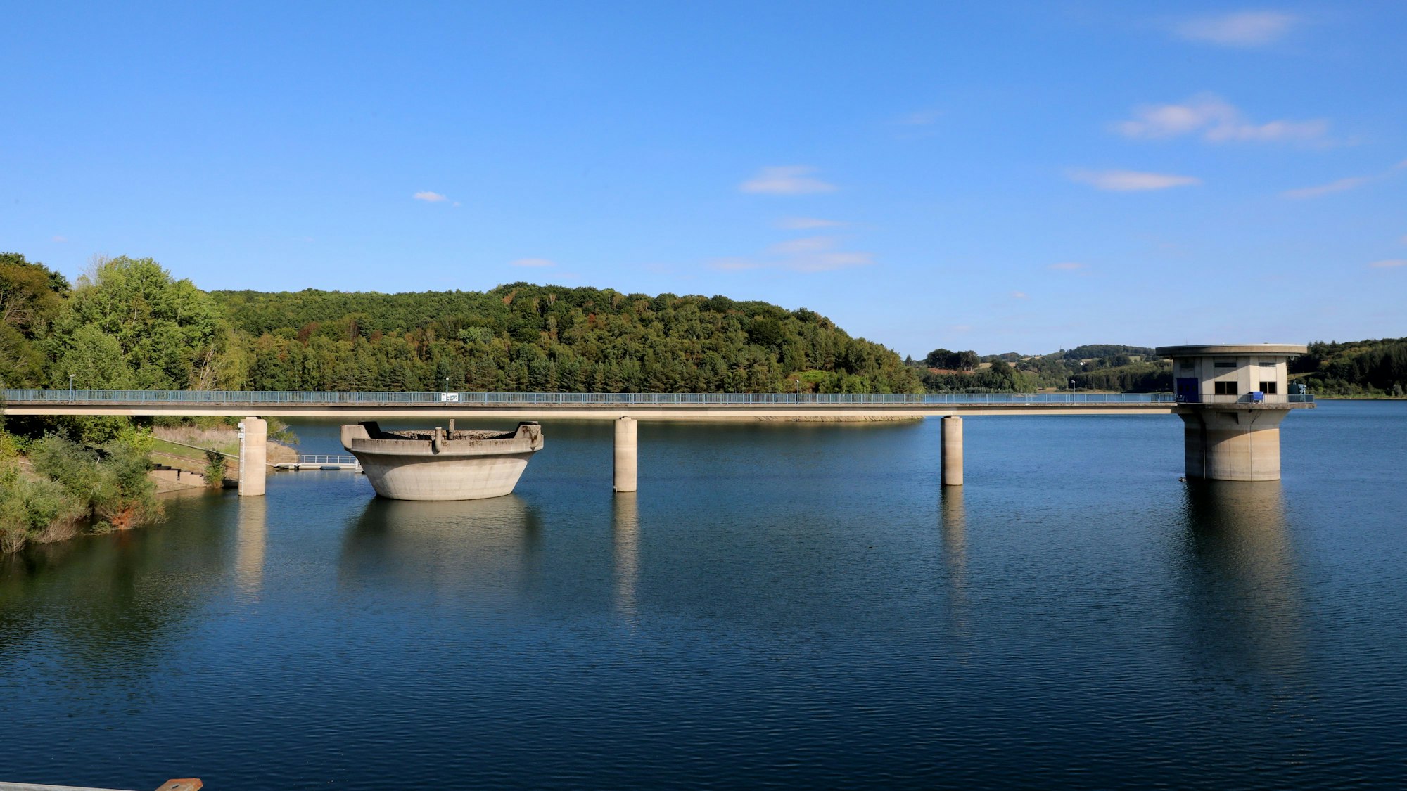 In der Großen Dhünn-Talsperre sind der Wasserentnahmeturm sowie der Überlauf zu sehen.