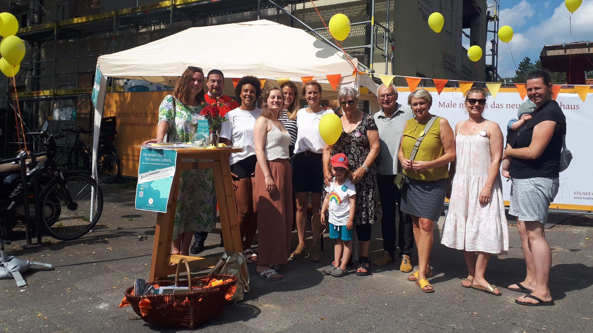 Das Team des Kölner Geburtshauses steht vor dem neuen, noch nicht fertigem, Kölner Geburtshaus in Köln-Mauenheim.
