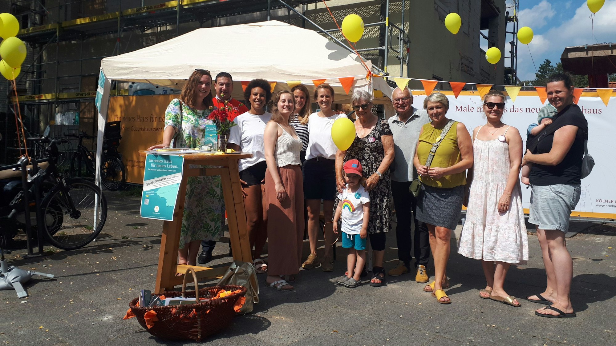 Das Team des Kölner Geburtshauses steht vor dem neuen, noch nicht fertigem, Kölner Geburtshaus in Köln-Mauenheim.