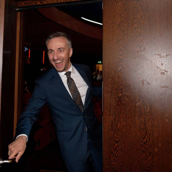 Der Komiker Jan Böhmermann kommt zur 59. Grimme-Preisverleihung. Er bekommt den Preis in der Kategorie "Unterhaltung". +++ dpa-Bildfunk +++