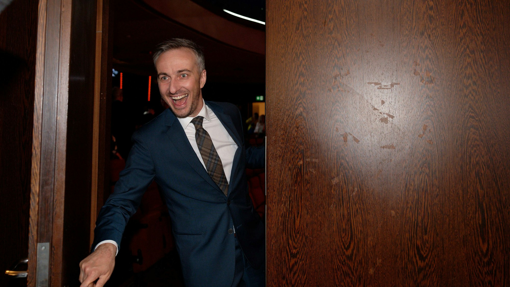 Der Komiker Jan Böhmermann kommt zur 59. Grimme-Preisverleihung. Er bekommt den Preis in der Kategorie "Unterhaltung". +++ dpa-Bildfunk +++