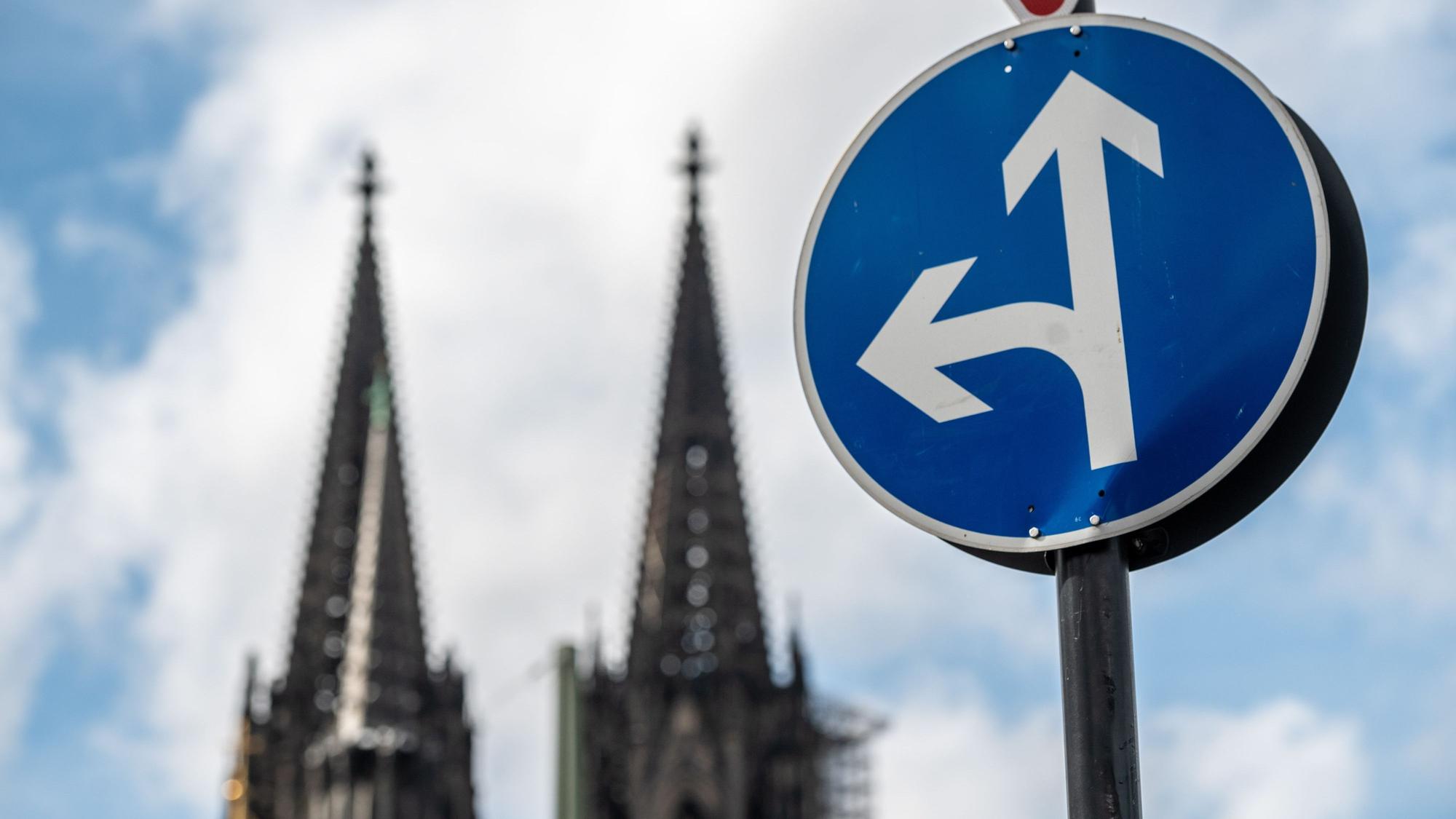 Verkehrsschild am Altstadtufer in Köln