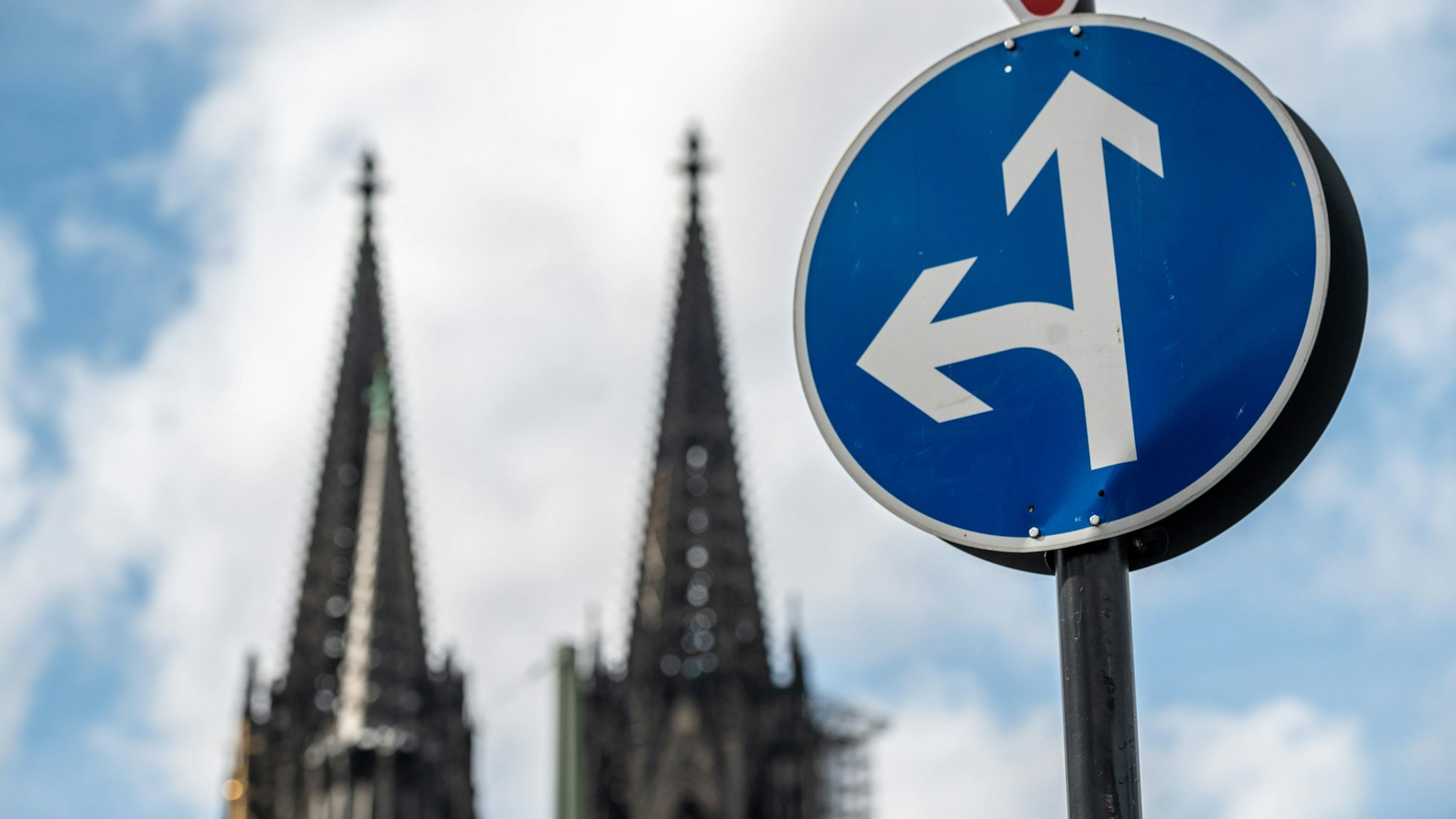 Verkehrsschild am Altstadtufer in Köln