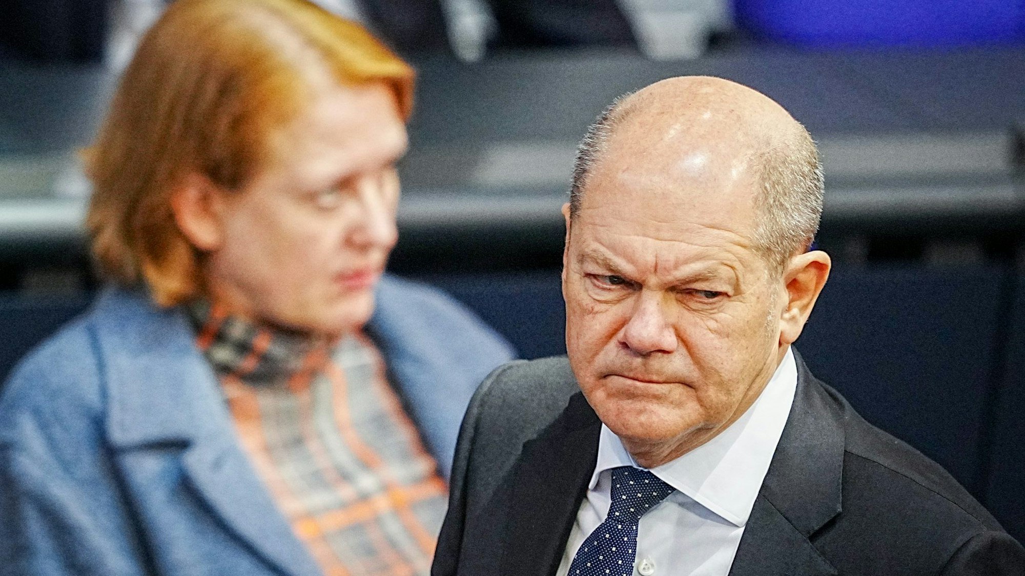 Bundeskanzler Olaf Scholz (SPD) und Lisa Paus (l, Bündnis 90/Die Grünen), Bundesministerin für Familie, Senioren, Frauen und Jugend, konnten in gemeinsamen Gesprächen mit Finanzminister Christian Lindner (FDP) zur Kindergrundsicherung keinen Durchbruch erzielen. (Archivbild)
