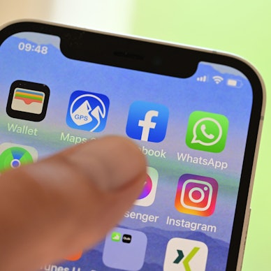 Auf einem Handy sind die Symbole von Apps von Sozialen Medien (Facebook, WhatsApp, Instagram angezeigt. (gestellte Szene)